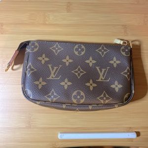 Louis Vuitton Pochette Accessoires Bucket Monogram
